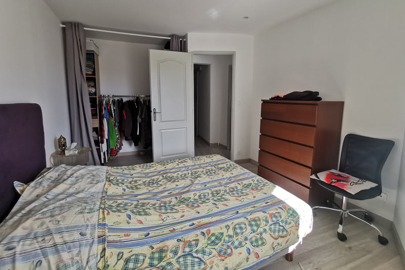 Chambre lumineuse au 1er étage – maison familiale à Saint Jean de Serres