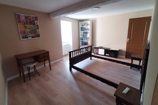 Chambre du 1er étage - vue 3 - maison de village à Saint Jean de Serres