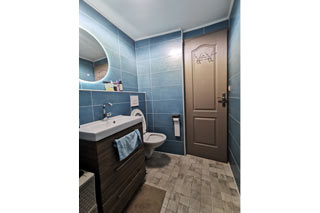 Salle de bain du 1er étage - vue 2 - maison familiale à Saint Jean de Serres