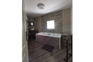 Salle de bain du 1er étage - vue 3 - maison de village à Saint Jean de Serres