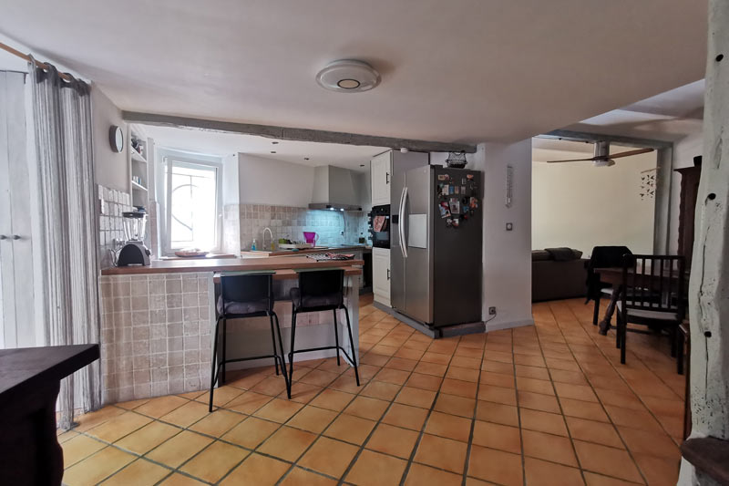 Cuisine ouverte au rez-de-chaussée de la maison à Saint Jean de Serres