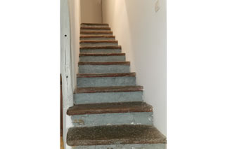 Escalier intérieur menant aux étages - maison de village à Saint Jean de Serres