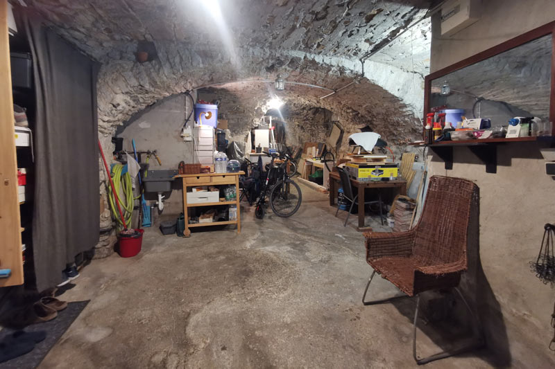 Garage au rez-de-chaussée – espace de stockage et bricolage