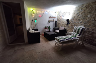 Terrasse principale en soirée - ambiance extérieure à Saint Jean de Serres